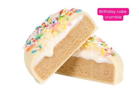 Special of the week: birthday cake crumble, doorgesneden, met witte chocolade en gekleurde sprinkles